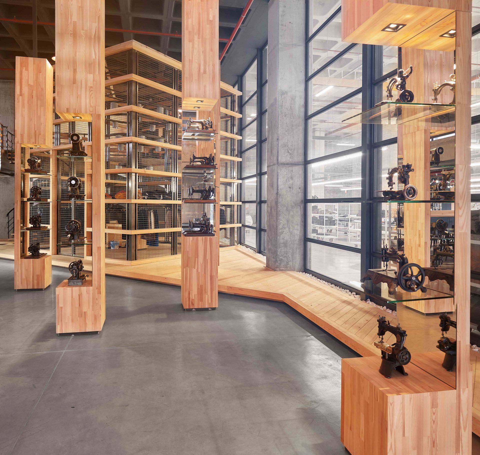 Kurumsal Showroom İçin Özel Ahşap Sergi Üniteleri